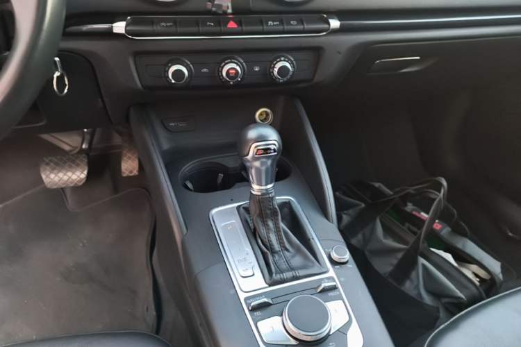 Used Audi A3 2020 Limousine 35 TFSI Fashion Edition China VI Emission Standard Gear Lever