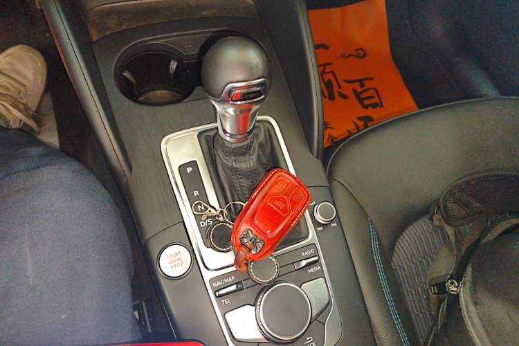 Used Audi A3 2020 Limousine 35 TFSI Fashion Edition China VI Emission Standard Gear Lever