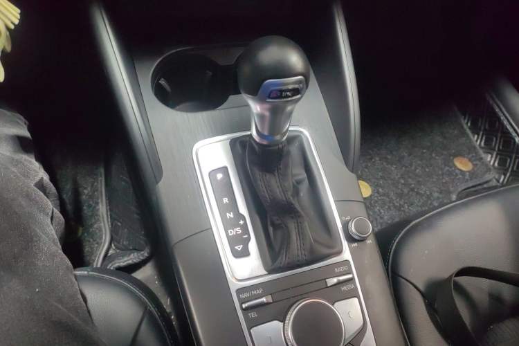 Used Audi A3 2020 Sportback 35 TFSI Fashion Edition China VI Emission Standard Gear Lever