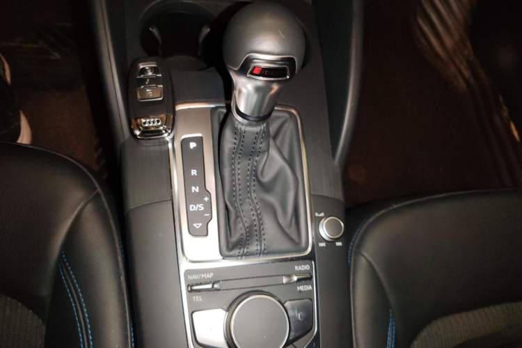 Used Audi A3 2020 Sportback 35 TFSI Fashion Edition China VI Emission Standard Gear Lever