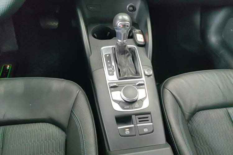 Used Audi A3 2020 Limousine 35 TFSI Fashion Edition China VI Emission Standard Gear Lever