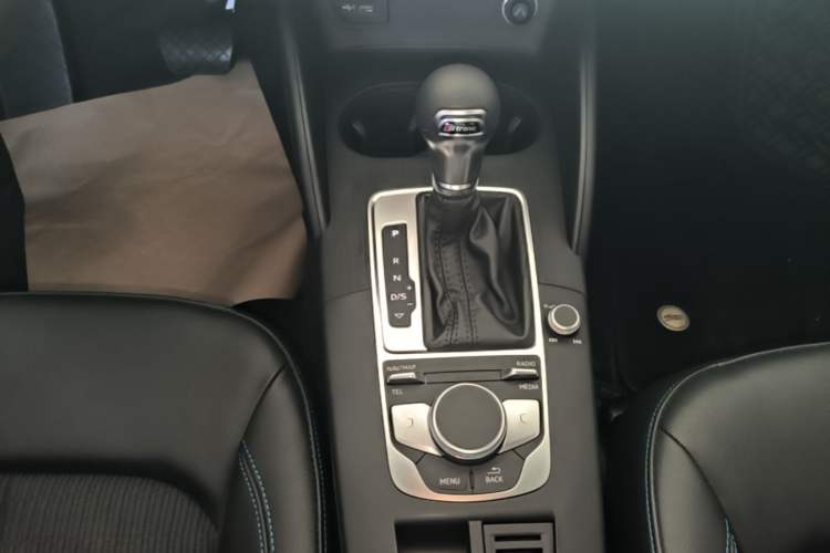 Used Audi A3 2020 Limousine 35 TFSI Fashion Edition China VI Emission Standard Gear Lever