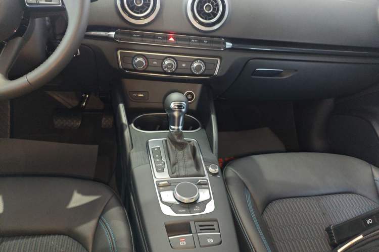 Used Audi A3 2020 Limousine 35 TFSI Fashion Edition China VI Emission Standard Gear Lever