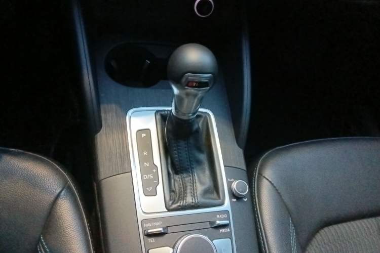Used Audi A3 2020 Sportback 35 TFSI Fashion Edition China VI Emission Standard Gear Lever