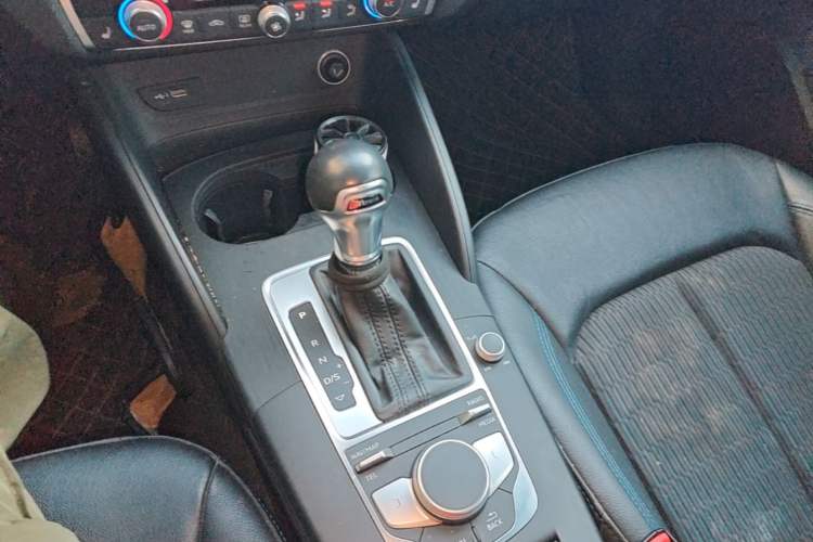 Used Audi A3 2020 Limousine 35 TFSI Fashion Edition China VI Emission Standard Gear Lever