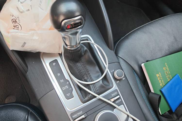 Used Audi A3 2020 Limousine 35 TFSI Fashion Edition China VI Emission Standard Gear Lever