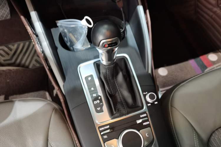 Used Audi A3 2020 Limousine 35 TFSI Fashion Edition China VI Emission Standard Gear Lever