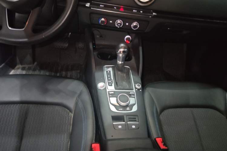 Used Audi A3 2020 Limousine 35 TFSI Fashion Edition China VI Emission Standard Gear Lever