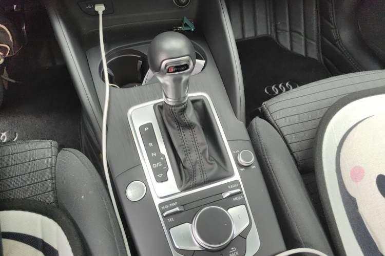 Used Audi A3 2020 Sportback 35 TFSI Sporty Model China VI Gear Lever
