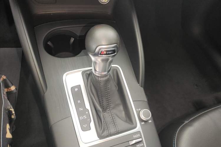 Used Audi A3 2020 Limousine 35 TFSI Fashion Edition China VI Emission Standard Gear Lever