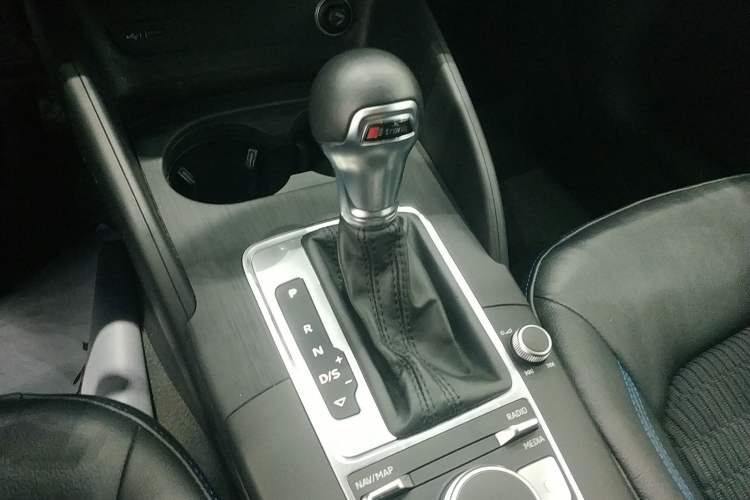 Used Audi A3 2020 Limousine 35 TFSI Fashion Edition China VI Emission Standard Gear Lever