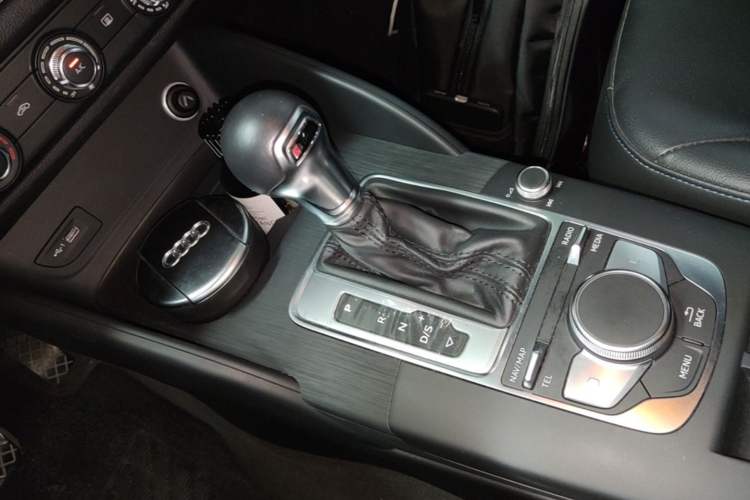 Used Audi A3 2020 Limousine 35 TFSI Fashion Edition China VI Emission Standard Gear Lever