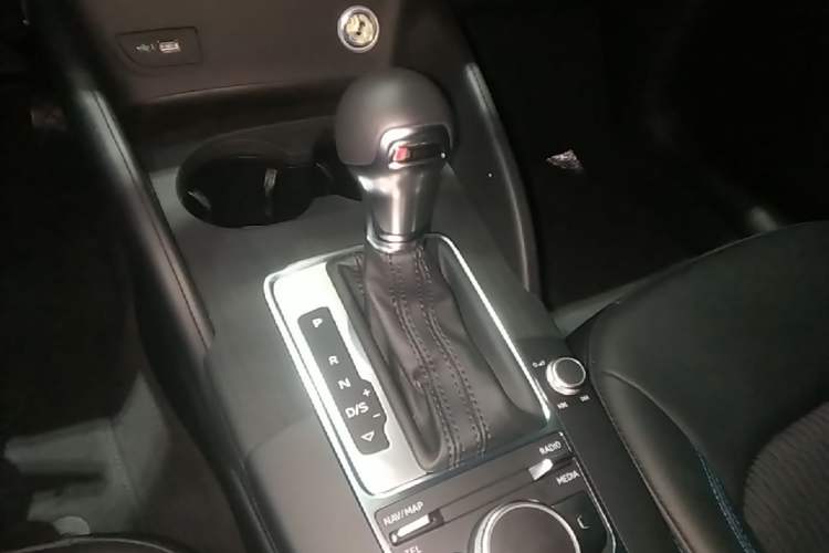Used Audi A3 2020 Limousine 35 TFSI Fashion Edition China VI Emission Standard Gear Lever