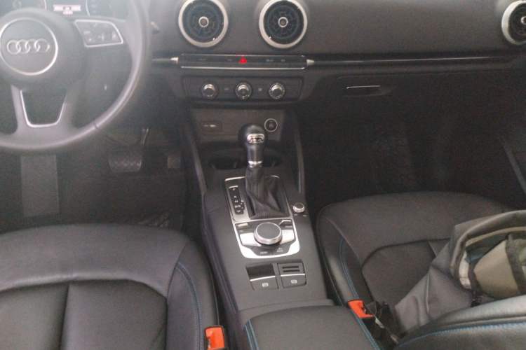 Used Audi A3 2020 Limousine 35 TFSI Fashion Edition China VI Emission Standard Gear Lever