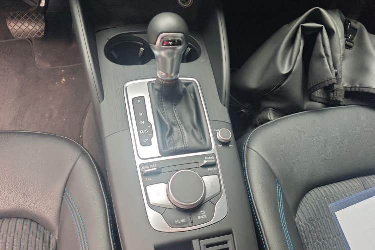 Used Audi A3 2020 Limousine 35 TFSI Fashion Edition China VI Emission Standard Gear Lever