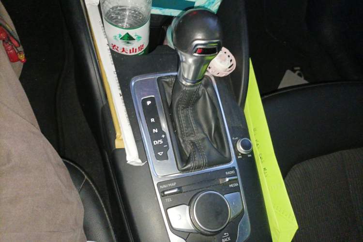 Used Audi A3 2020 Limousine 35 TFSI Fashion Edition China VI Emission Standard Gear Lever