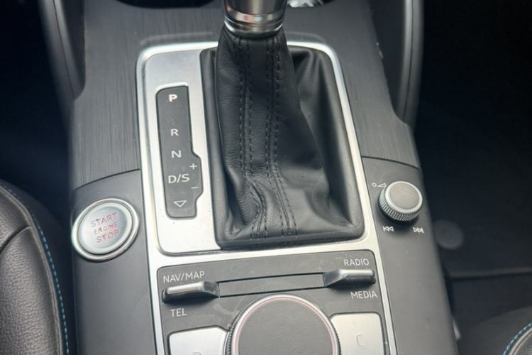 Used Audi A3 2020 Limousine 35 TFSI Fashion Edition China VI Emission Standard Gear Lever