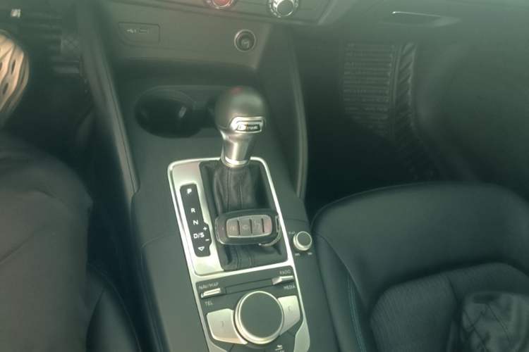 Used Audi A3 2020 Limousine 35 TFSI Fashion Edition China VI Emission Standard Gear Lever