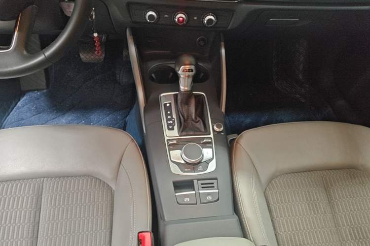 Used Audi A3 2020 Limousine 35 TFSI Fashion Edition China VI Emission Standard Gear Lever
