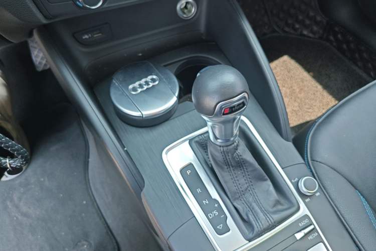 Used Audi A3 2020 Sportback 35 TFSI Fashion Edition China VI Emission Standard Gear Lever
