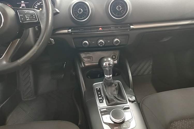 Used Audi A3 2020 Restyled Sportback 35 TFSI Entry-Level China VI Emission Standard Gear Lever
