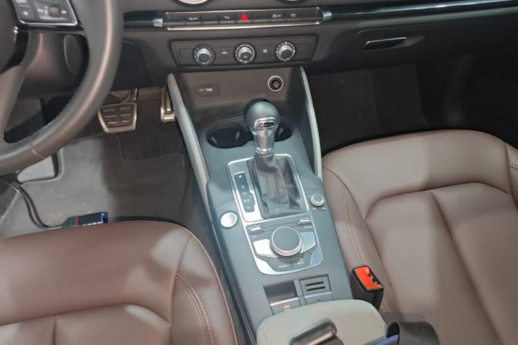 Used Audi A3 2020 Limousine 35 TFSI Fashion Edition China VI Emission Standard Gear Lever