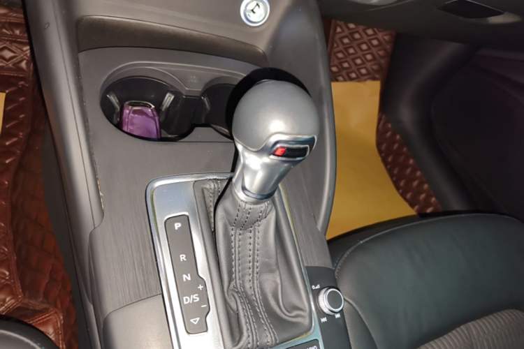 Used Audi A3 2020 Sportback 35 TFSI Fashion Edition China VI Emission Standard Gear Lever