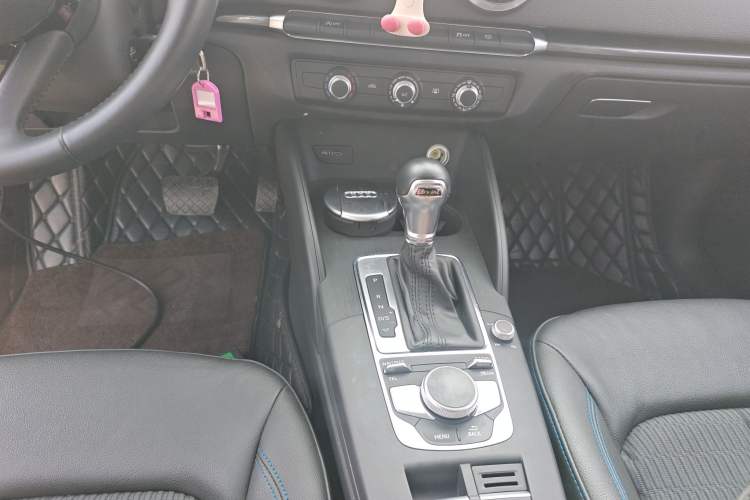 Used Audi A3 2020 Limousine 35 TFSI Fashion Edition China VI Emission Standard Gear Lever