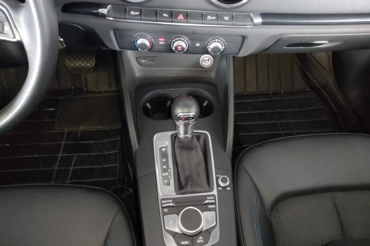 Used Audi A3 2020 Limousine 35 TFSI Fashion Edition China VI Emission Standard Gear Lever