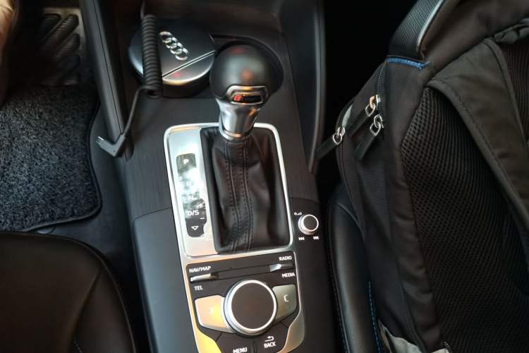 Used Audi A3 2020 Limousine 35 TFSI Fashion Edition China VI Emission Standard Gear Lever