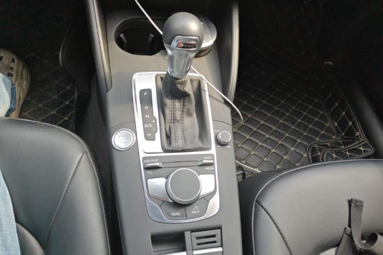 Used Audi A3 2020 Limousine 35 TFSI Fashion Edition China VI Emission Standard Gear Lever