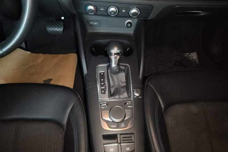 Used Audi A3 2020 Limousine 35 TFSI Fashion Edition China VI Emission Standard Gear Lever