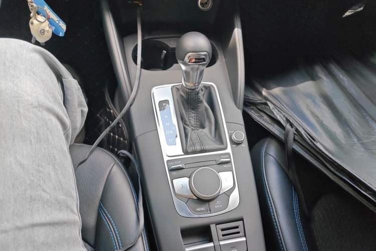 Used Audi A3 2020 Sportback 35 TFSI Fashion Edition China VI Emission Standard Gear Lever