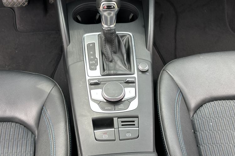 Used Audi A3 2020 Limousine 35 TFSI Fashion Edition China VI Emission Standard Gear Lever
