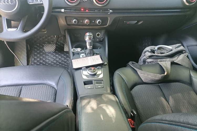 Used Audi A3 2020 Limousine 35 TFSI Fashion Edition China VI Emission Standard Gear Lever