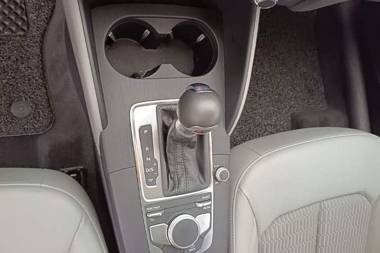 Used Audi A3 2020 Sportback 35 TFSI Fashion Edition China VI Emission Standard Gear Lever