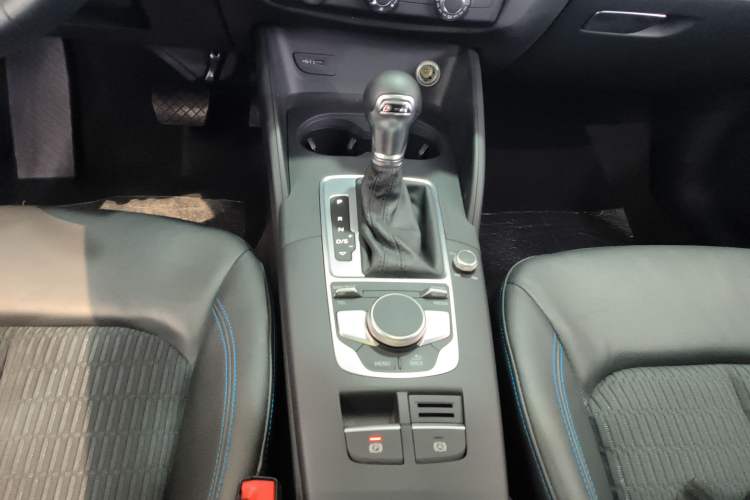 Used Audi A3 2020 Limousine 35 TFSI Fashion Edition China VI Emission Standard Gear Lever