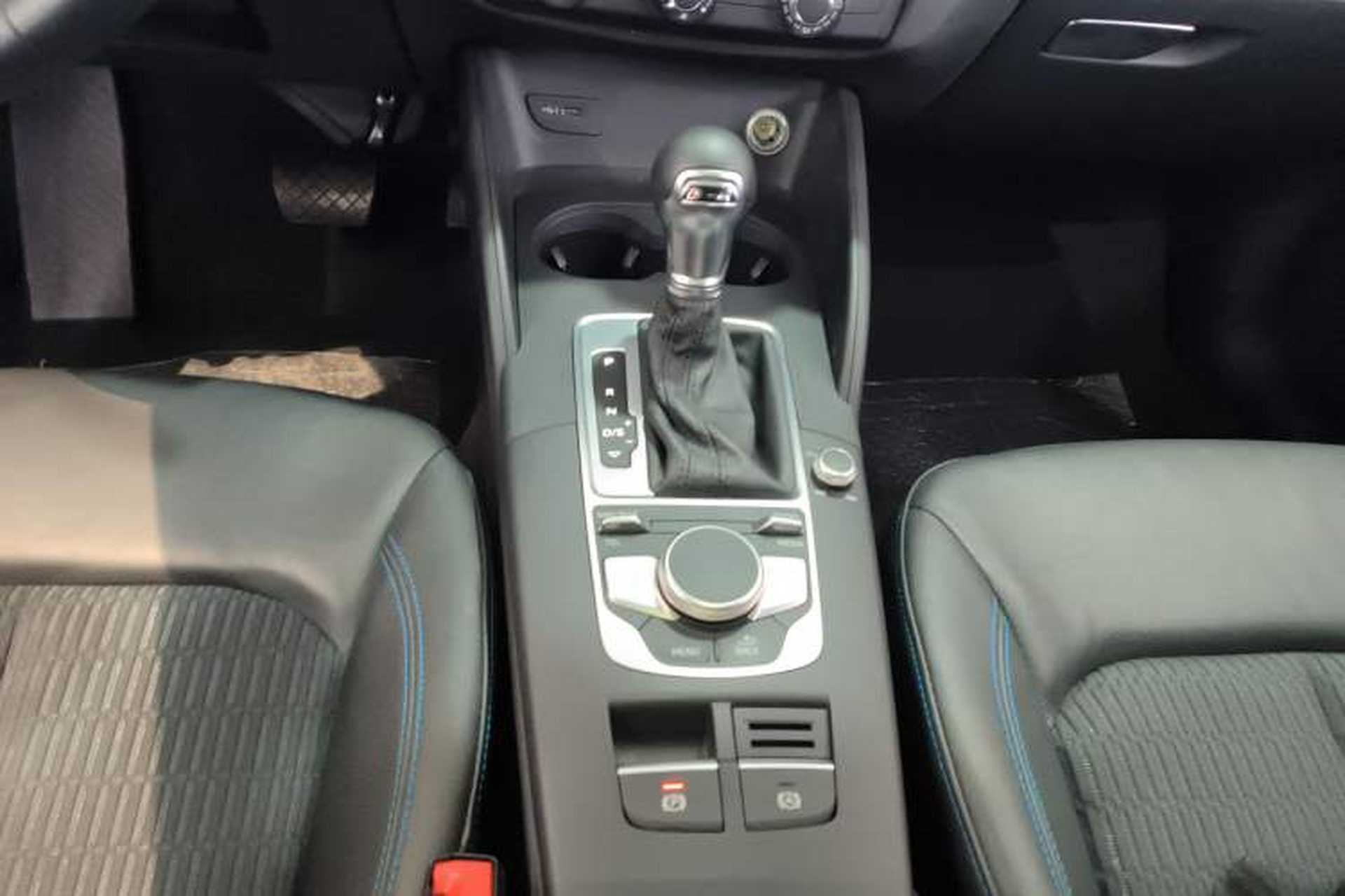 Used Audi A3 2020 Limousine 35 TFSI Fashion Edition China VI Emission Standard Gear Lever