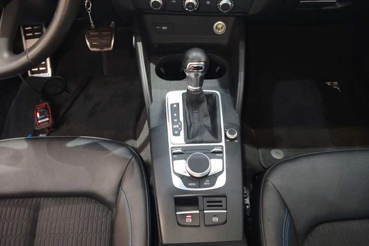 Used Audi A3 2020 Sportback 35 TFSI Fashion Edition China VI Emission Standard Gear Lever