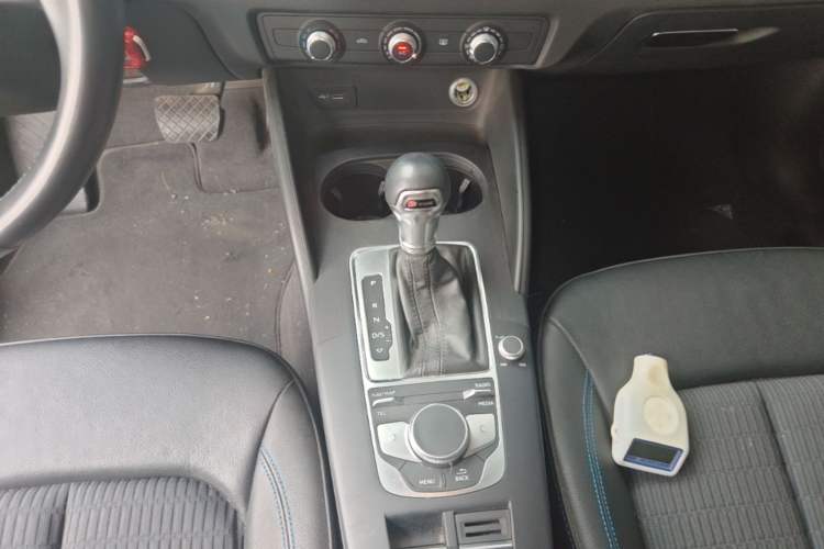 Used Audi A3 2020 Limousine 35 TFSI Fashion Edition China VI Emission Standard Gear Lever