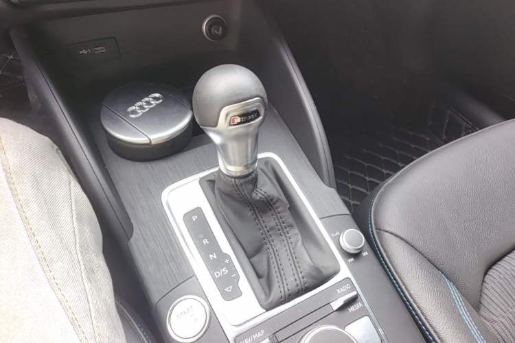 Used Audi A3 2020 Limousine 35 TFSI Fashion Edition China VI Emission Standard Gear Lever