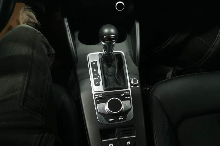 Used Audi A3 2020 Sportback 35 TFSI Fashion Edition China VI Emission Standard Gear Lever