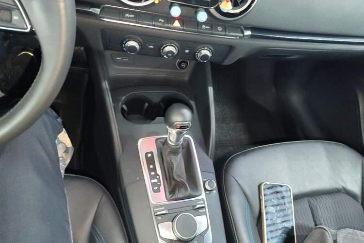 Used Audi A3 2020 Limousine 35 TFSI Fashion Edition China VI Emission Standard Gear Lever