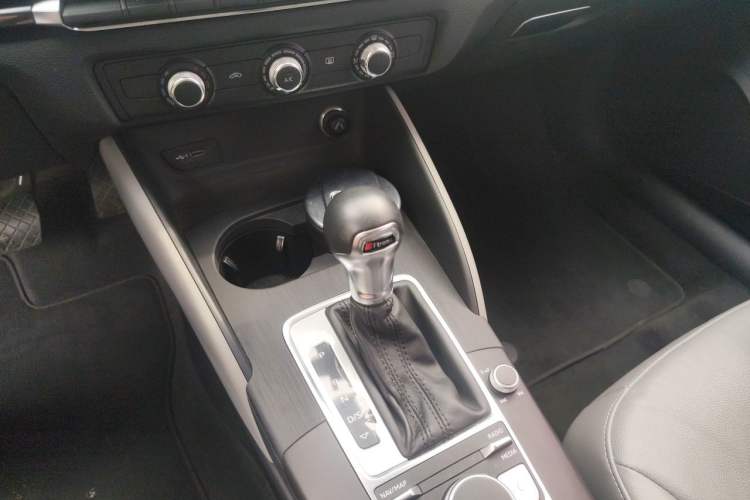 Used Audi A3 2020 Sportback 35 TFSI Fashion Edition China VI Emission Standard Gear Lever