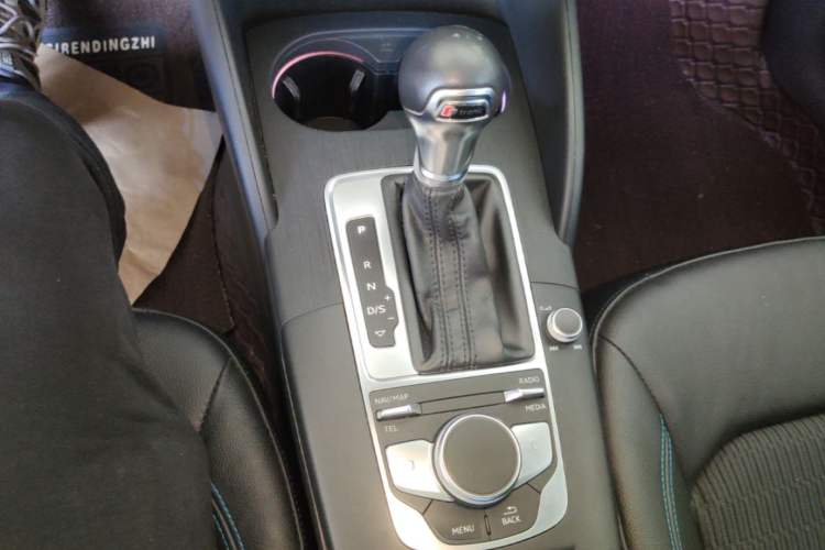 Used Audi A3 2020 Limousine 35 TFSI Fashion Edition China VI Emission Standard Gear Lever
