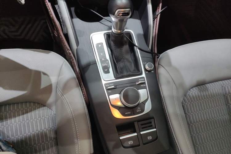 Used Audi A3 2020 Limousine 35 TFSI Fashion Edition China VI Emission Standard Gear Lever