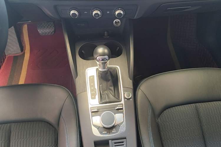 Used Audi A3 2020 Sportback 35 TFSI Fashion Edition China VI Emission Standard Gear Lever
