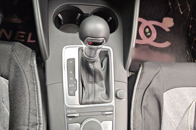 Used Audi A3 2020 Limousine 35 TFSI Fashion Edition China VI Emission Standard Gear Lever