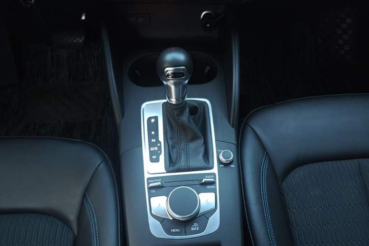 Used Audi A3 2020 Limousine 35 TFSI Fashion Edition China VI Emission Standard Gear Lever