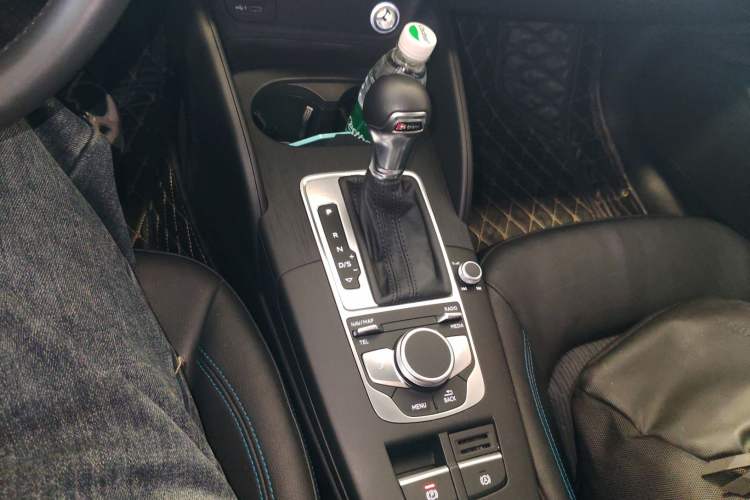 Used Audi A3 2020 Sportback 35 TFSI Fashion Edition China VI Emission Standard Gear Lever